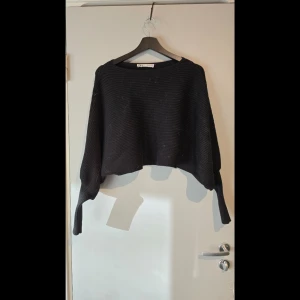 Svart croppad tröja från Zara - Säljer en svart croppad tröja från Zara. Tröjan har en lös passform och tighta ärmar. Lite bat wing känsla. Hund finns i hemmet.