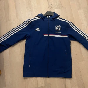 Chelsea Vintage training jacket 14/15 - Säljer en Chelsea FC träningsjacka från säsong 14/15. Jackan är riktigt fräsch och är i bra skick. Pris för varan kan diskuteras.