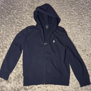 Mörkblå zip-hoodie  Polo Ralph Lauren - Ralph lauren zip - hoodie | skick - 8/10 | storlek - M | självklart äkta | skriv vid frågor och funderingar !!
