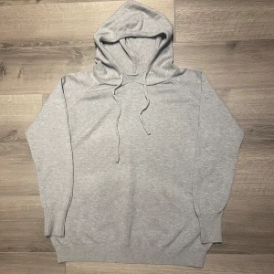 Merino hoodie - Säljer en kasmir hoodies i nyskick! Aldrig använda då de är för små. 699kr! Har ni frågor är det bara att ställa de!
