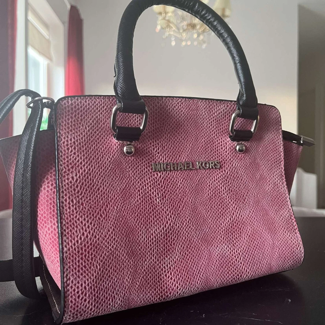 Rosa handväska från Michael Kors