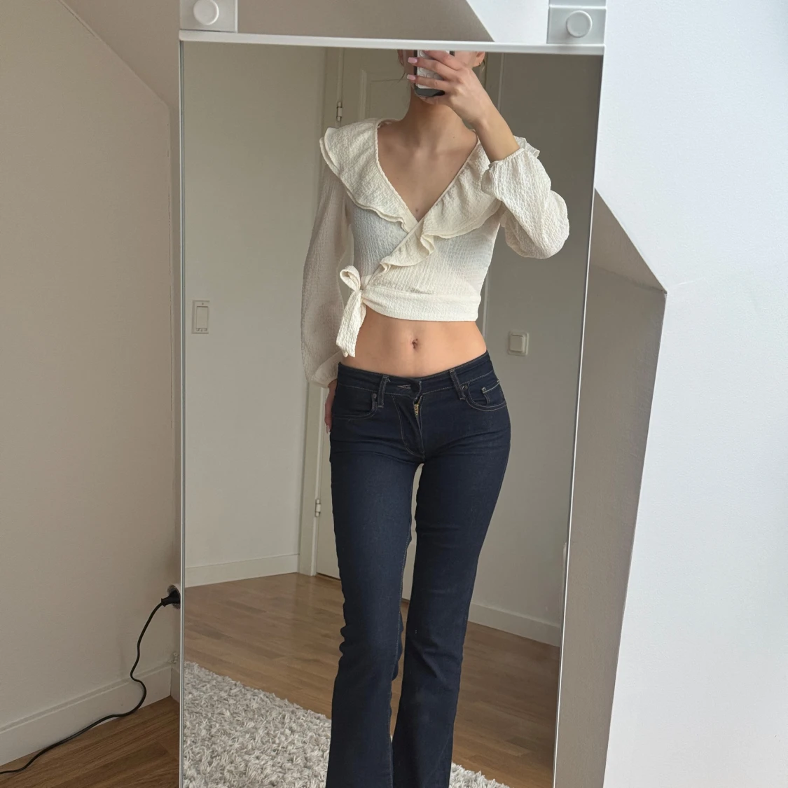 Vit omlottopp med volangdetaljer