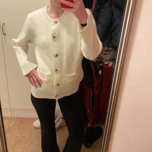 Cardigan - Aldrig använd. Värmer bra och elegant. Köpte på en hemsida som heter merley för 400kr och det stod att den var i Kashmir, osäker på om de är sant men den känns mjuk. Tycker knapparna är lite konstiga som ja visst på sista bilden.  