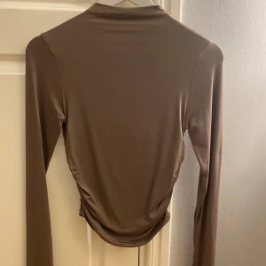 Topp  - Topp från Gina Tricot i stl S, helt ny men lapp kvar. Nypris 179kr Mitt pris 100kr eller förslag 