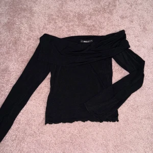 Gina tricot offshoulder topp - Snygg svart offshoulder topp från gina, använd fåtal gånger och i väldigt bra skick (inga defekter)🩷