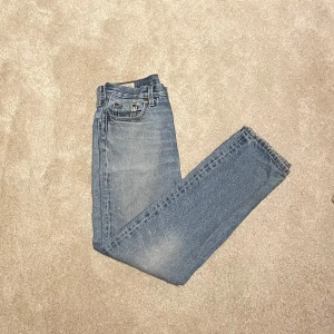 Levis Jeans w 25 L 30 - Hej! Säljer dessa feta Levis 501 i storlek w25 L30. Har ett litet hål som ni kan se på bilden därav priset Annars är de i jätte bra skick. (Tveka inte att fråga ifall ni undrar nåt eller vill ha mer bilder)