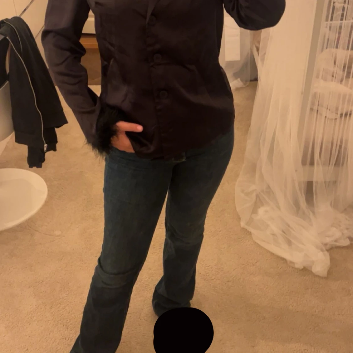 Blå och svart satinblus med fjäderdetaljer - 90