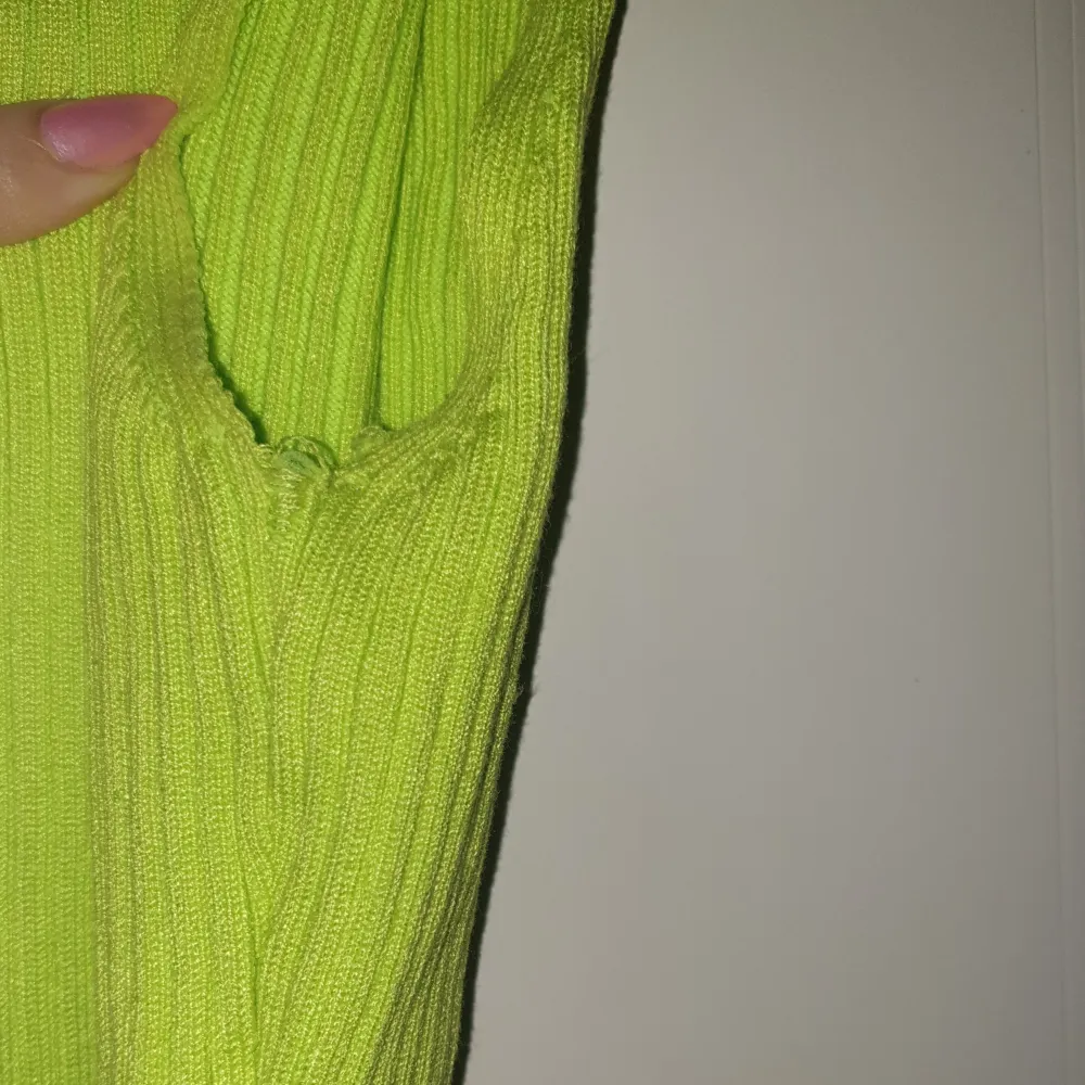 Lime grön crop top. Använd ett flertal gånger men fortfarande i bra skick. Den är lite sliten vid ena ärmen.. Toppar.