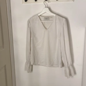 Vit blus - Säljer en vit topp/blus hur med detaljer längs armen 🩷 