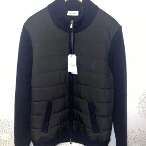 Gran Sasso Cardigan - Vi säljer nu denna stilrena Gran Sasso Cardigan i Navy blue⭐️                            Skick: 10/10 helt ny med tags                     Storlek: L (passar M)                             Nypris ligger på 7000kr                                     Vid frågor och funderingar är det bara att kontakta oss!