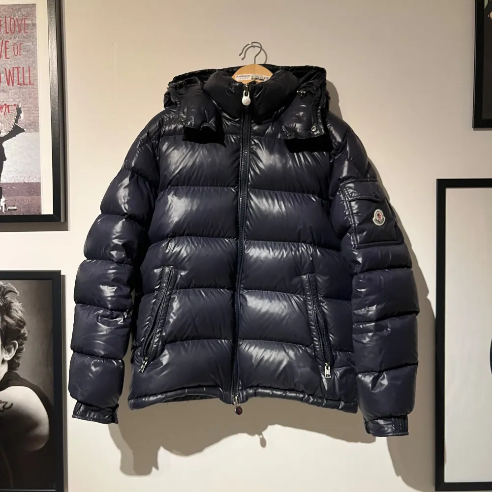 Säljer min riktigt feta Moncler maya i färgen navy blue! Cond: 9,5 nästan som ny! Riktigt skön till vintern, kom privat vid fler frågor!🔥. Jackor.