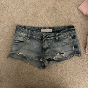 lådmidjade jeansshorts - vintage denim zara🥰🙏🏻 midja - 38cm grenhöjd - 18cm