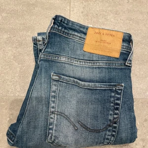 Blå slim fit jeans från Jack & Jones - Säljer ett par snygga blå slim fit jeans från Jack & Jones i storlek 29/32. Perfekta för vardag skriv vid frågor. 