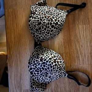 Leopardmönstrad bh - Jätte söt leopardmönstrad bh i storlek xs som tyvärr sitter lite litet på mig så därför säljer jag. Skulle säga att den passar A-B kupa. Det finns så att man kan spänna både på axlarna och där bak. (Man öppnar där fram som man kan se på bild 2) Aldrig använd utan bara testad så i nyskick. Vid frågor så skriv gärna. Pris går såklart att diskuteras💗