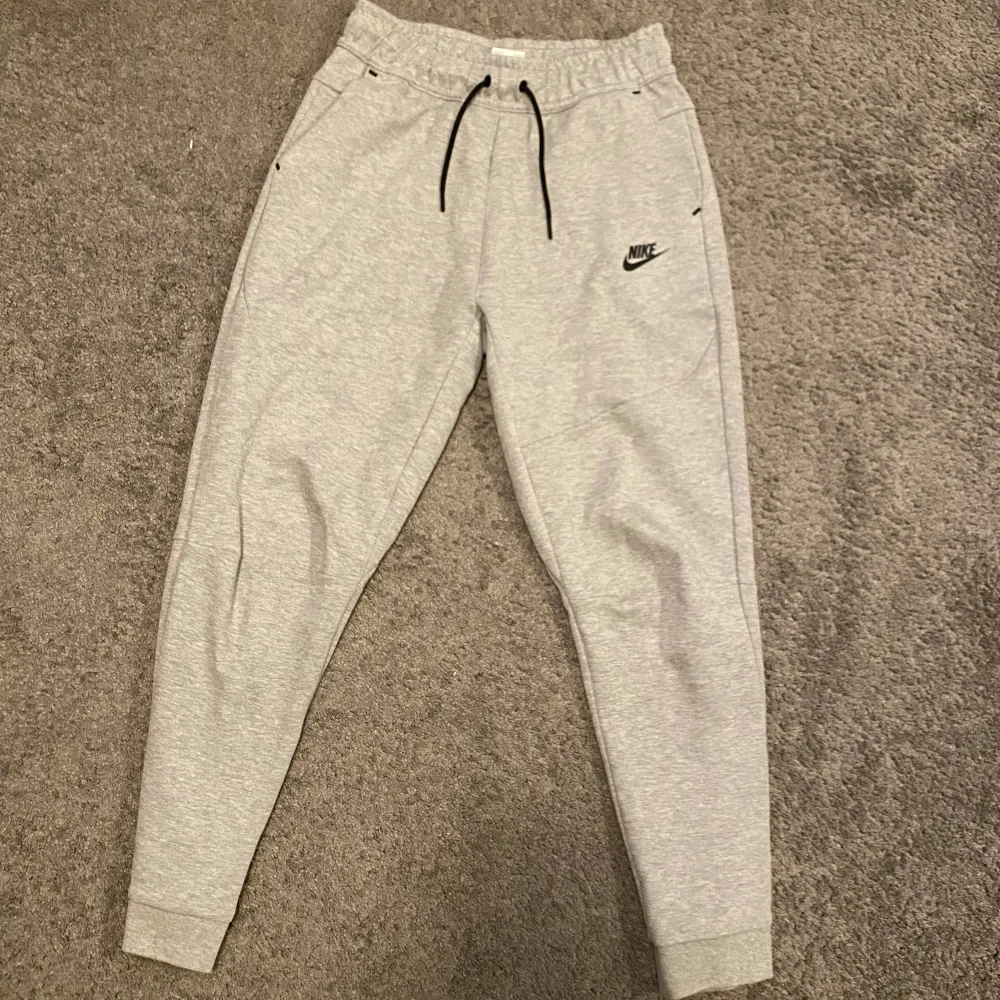 Nike tech fleece byxor i grå. Skick 9,5/10. Köpt från Nikes hemsida. Byxorn för endast :- 299 nypris :- 1100. Storlek XL i barn men sitter som XS i herr. Kolla min andra annonser för en tracksuit. Skriv vid minsta fundering eller mer bilder.. Jeans & Byxor.