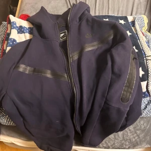Svart jacka från Nike - Säljer en snygg mörkblå nike tech fleece, storlek M, och är i väldigt bra skick.