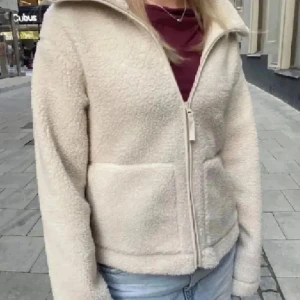 Populär Teddy jacka  - Helt slutsåld teddyjacka från hm🥰 perfekt till hösten och vintern! Skriv vid frågor💓 (lånade bilder)