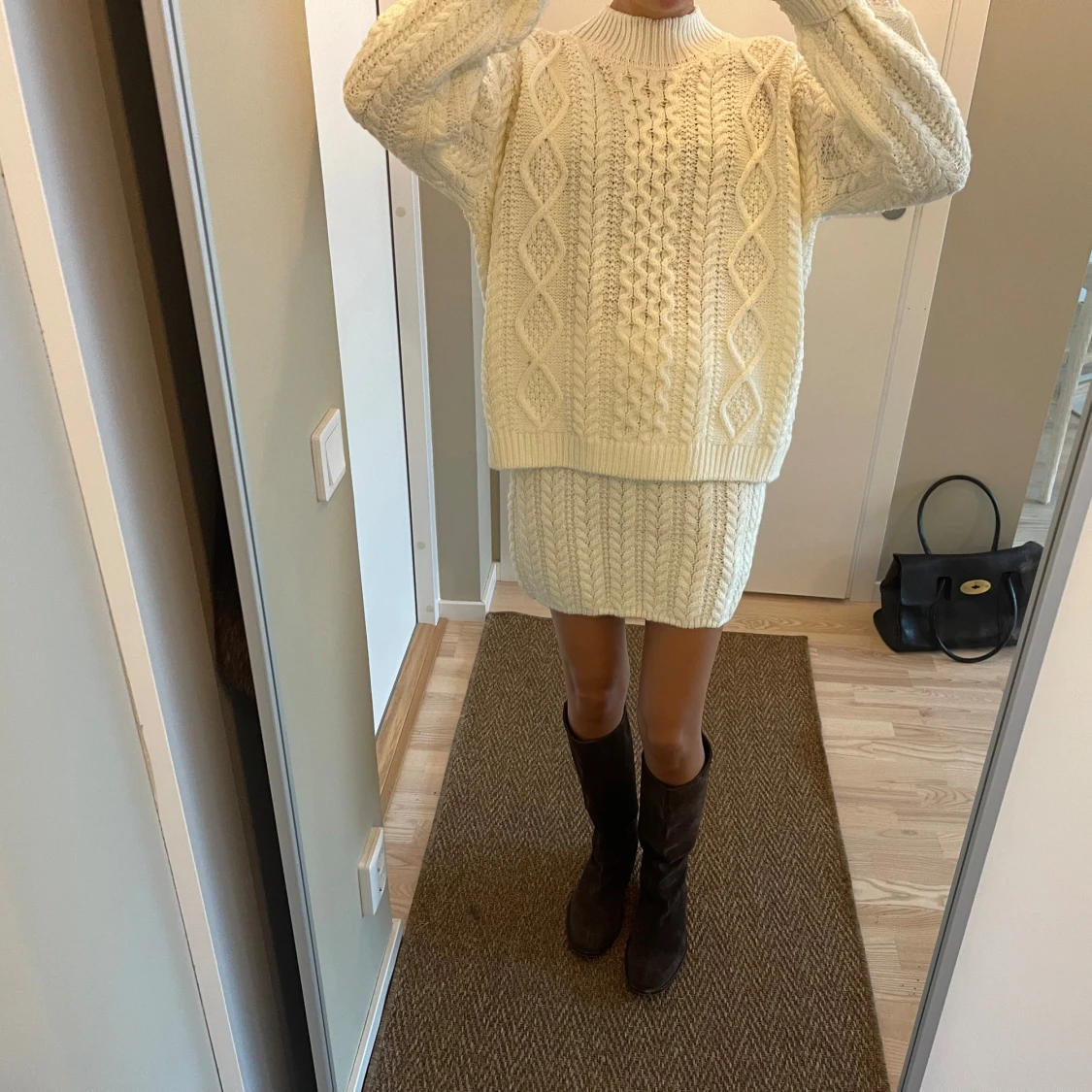 Vit stickad tröja och kjol - 90