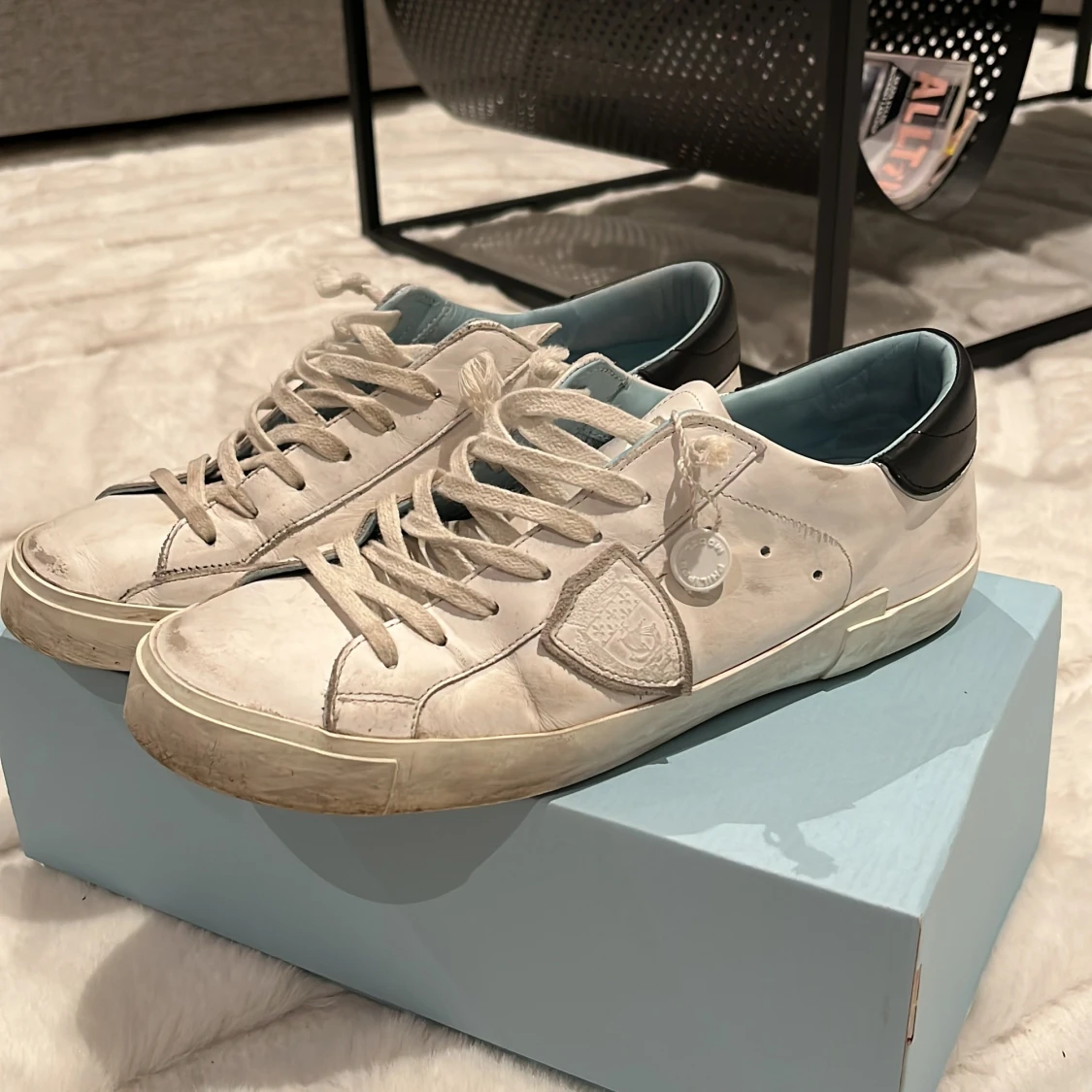 Vita sneakers från Philippe Model