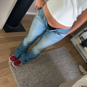 Ljusblå bootcut jeans -  ett par skit snygga ljusblå bootcut jeans i väldigt bra skick ifrån Levi’s, orginalpris 1600 och få exemplar därav lite högre pris