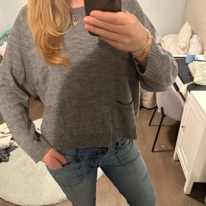 Grå stickad tröja - Mysig grå stickad tröja med små fickor fram🥰💗