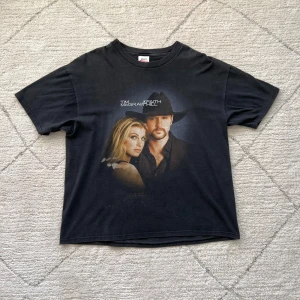 Svart vintage t-shirt med tryck från Hanes - Strl:XL. 