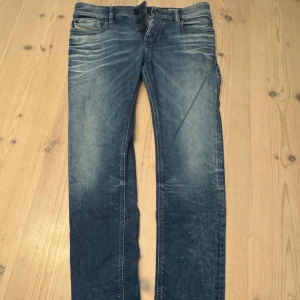 Blå washed diesel slim jeans - Säljer ett par snygga blå washed jeans i gott skick. Passformen är slim och de är i storlek 32.