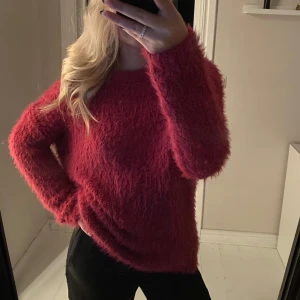 Mjuk fluffig tröja - Använd max 2 ggr, jättemjuk och varm, kliar inte. Oversized.