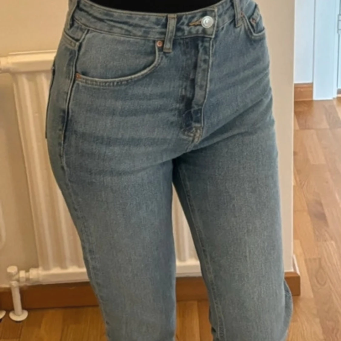 Blå jeans med hög midja
