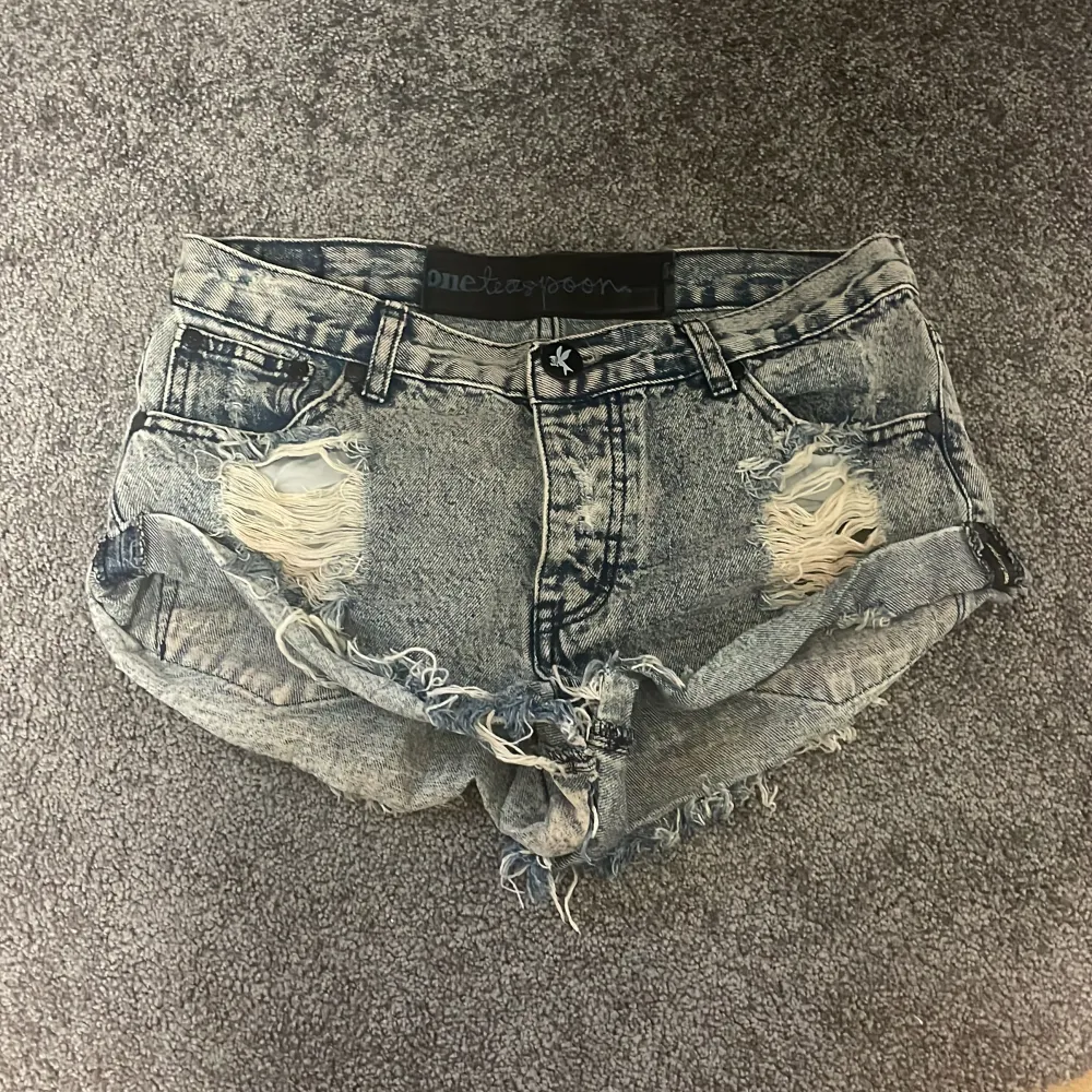 Low waist One teaspoon jeansshorts som jag själv köpte på Plick men dom passade tyvärr inte på mig så säljer vidare . Shorts.