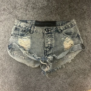 Lowwaist one teaspoon jeansshorts  - Low waist One teaspoon jeansshorts som jag själv köpte på Plick men dom passade tyvärr inte på mig så säljer vidare 