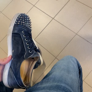 Christian Louboutin skor - Christian Louboutin skor | Otroligt feta skor | Skick: 7.5/10, saknas 2 spik men går att köpa. | Storlek 43 passar även 44 | Inget OG | Hör av dig vid minsta fundering😁 BVSA