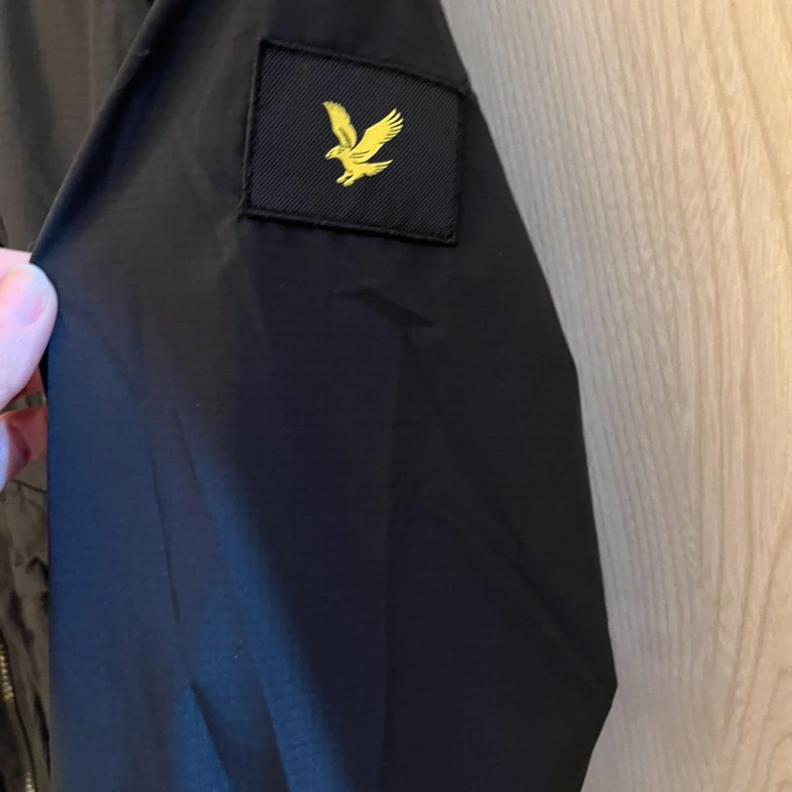 Svart vindjacka med huva Lyle & Scott 10-11 år storlek  - 91