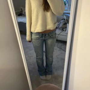 Lågmidjade jeans från Replay - Säljer dessa fina jeans från replay💓 Midjemått:40cm.   Innerbansslängd:76cm                         Jeansen passar perfekt på mig som är 165cm