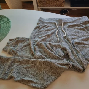 Grå mjukisbyxor från Iconic Sport - Superbekväma grå mjukisbyxor från Iconic Sport i storlek S. Perfekta för en chill dag hemma eller en avslappnad promenad. Byxorna har en elastisk midja med snörning för bästa passform. Materialet är mjukt och skönt, vilket gör dem till ett måste i garderoben. 🩶