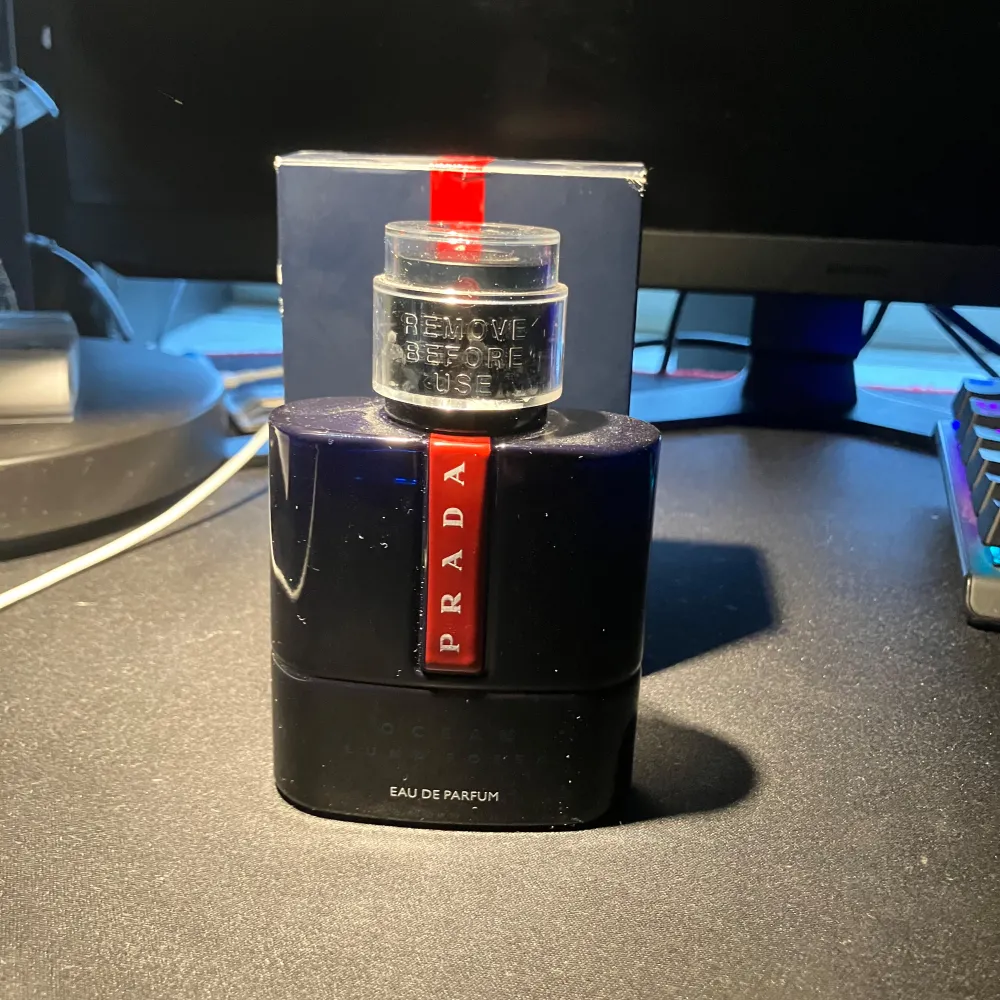 Prada luna rossa ocean Eau de parfum Typ oanvänd(ca 1 ml)  Top noter:Bergamott  Middle noter:Lavendel, mocka, saffran Bas noter:Mysk, karamell, patchouli. . Parfym.