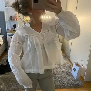 Ursnygg blus med volanger fråm Gina Young! Perfekt till vardagar eller fest! Storlek 170 men passar en xs! Använd fåtal gånger, fint skick. (Lite skrynklig då den legat nerpackad) 💓🫣🫣