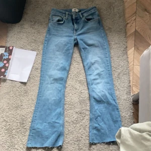 Blå jeans från Lager 157 - Säljer ett par snygga blå jeans från Lager 157 i storlek XS. De är klippta nertill och är köpta från sellpy. Har aldrig använt dom då dom va försmå och dom var inte så mycket använda från ägaren innan. Lågmidjade/mid waist