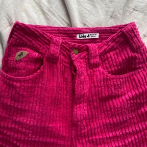 Lois velur jeans - Super fine Lois bukser i hot pink🩷🩷De er S. Seller den da den har blitt litt for kort for meg.