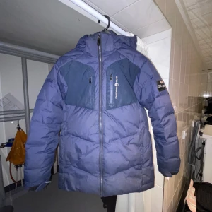 Sail racing vinter jacka - Säljer denna snygga sail racing jacka på grund av att jag har växt ur den. Nypris 5000kr mitt pris runt 1000. Men priset går att diskutera. Det är en riktigt fin och riktigt varm jacka. 100% äkta