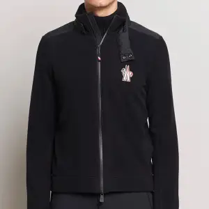  Säljer  nu min Moncler Grenoble zip-up eftersom jag inte använder den längre. Den är i toppskick, utan några defekter, och självklart äkta – bevis på äkthet kan visas. Nypris 5900 priset kan diskuteras men inga skit bud bara tveka inte och kontakt