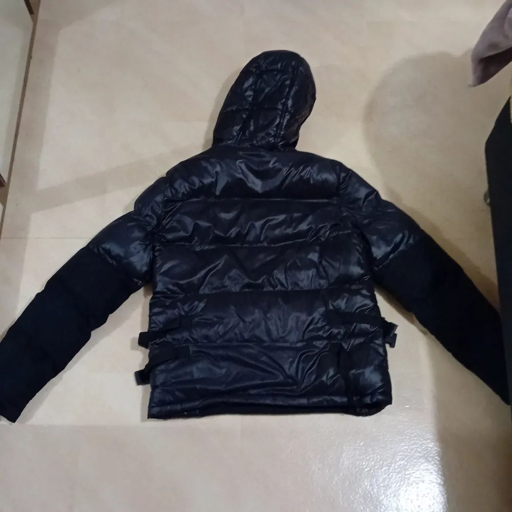 Den har använts flera gånger men är i väldigt bra skick, den värmer kroppen. Bra pris köpte den för 1200 kr men den är jätte snygg. Takit.