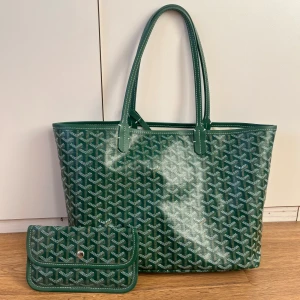 Handväska - Säljer denna splitter nya handväska + plånboken.  Skriv vid intresse❤️Klicka inte på köp nu!