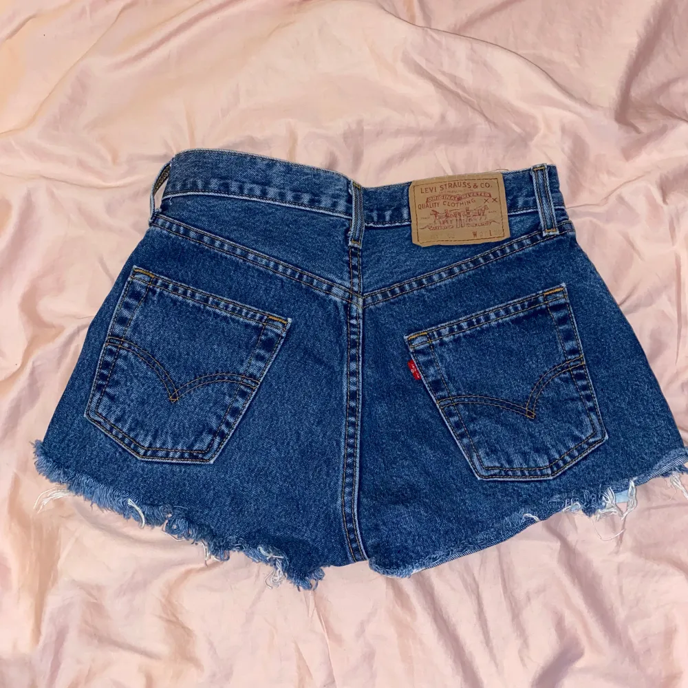 Mörkblåa Levi’s shorts (tror det är avklippa jeans) i storlek 32. . Jeans & Byxor.