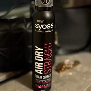 Säljer en helt ny oöppnad Syoss Air Dry Straight Foam Spray som ger ett slätt och frizzfritt resultat med naturlig känsla. Perfekt för att kontrollera håret i upp till 24 timmar. Innehåller 200 ml och är idealisk för att få ett rakt och snyggt hår utan värme.