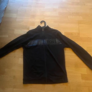 Hugo boss - Hugo boss kofta utan huvudluva. Använd max 3 gånger!