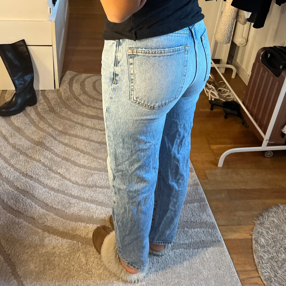 Säljer ett par ljusblå högmidjade jeans från Gina Tricot i superbra skick då de nästan aldrig är använda! Hör av dig för fler bilder eller frågor🩷🩷. Jeans & Byxor.