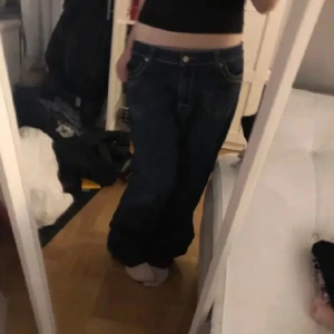 Baggy jeans  - Mörkblå baggy jeans 💕 innerbenslängden - 83,5 cm, ytterbenslängden 106 cm, midja 40 cm 💕