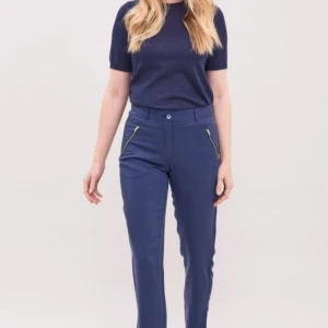 Newhouse byxor storlek 36 - En dressad byxa i 100% tencel med ett mjukt och levande fall. Ledig passform. Byxan har synliga zippar i guldfärgad metall fram på fickorna. En lättstylad byxa för jobb eller middag.  Tillverkade i Polen. Ord pris 1600kr  I nyskick, använda en gång.