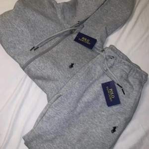 Ralph lauren tracksuit storlek S/M Nypris ligger på 3500kr Kan sänka vid snabbäffar